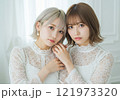 寄り添い見つめる女性 121973320