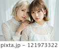 寄り添い見つめる若い女性 121973322