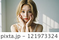 寂しげな表情の若い女性 121973324