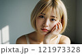 見つめる若い女性 121973328