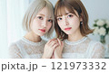 白いドレスを着た見つめる若い女性 121973332