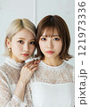 白いドレスの若い女性 121973336