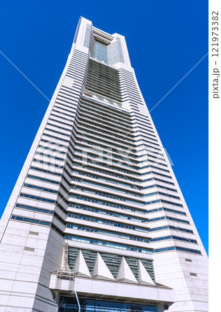 日本の横浜都市景観 桜木町駅前の横浜ランドマークタワー（横浜ロイヤルパークホテル）などを望む 121973382