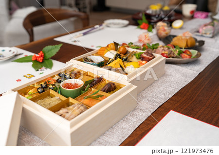 （日本の新年、お正月料理）綺麗な桐の箱を風呂敷で包んだおせち料理とお雑煮 121973476
