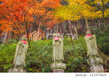 【西福寺】紅葉とお地蔵様【塩尻市】 【西福寺】紅葉とお地蔵様【塩尻市】 121973620