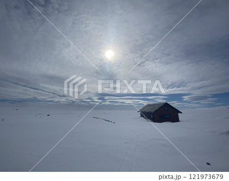 北欧　ノルウェー　雪景色の中の一軒のキャビン 121973679