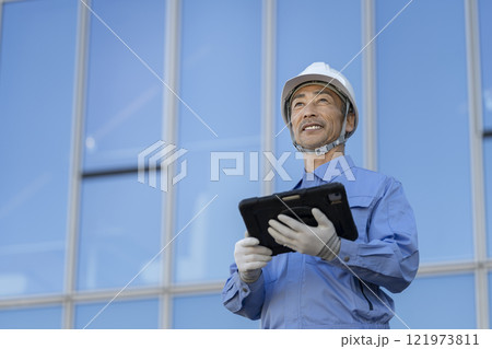 ビルの点検作業をするベテランの作業員 ビルの点検作業をするベテランの作業員 121973811