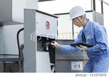 屋外消火栓設備の点検をするビルメンテナンススタッフ 屋外消火栓設備の点検をするビルメンテナンススタッフ 121973878