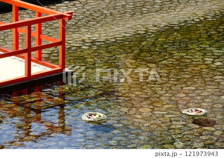 下鴨神社の流し雛の行事 下鴨神社の流し雛の行事 121973943