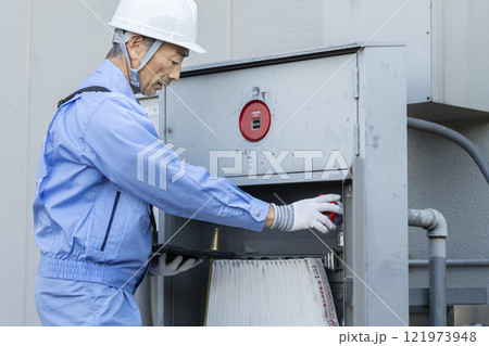 屋外消火栓設備の点検をする作業服の男性　ビルメンテナンス　イメージ 121973948