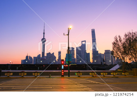 中国 上海市、外灘から見る早朝の高層ビル群 中国 上海市、外灘から見る早朝の高層ビル群 121974254