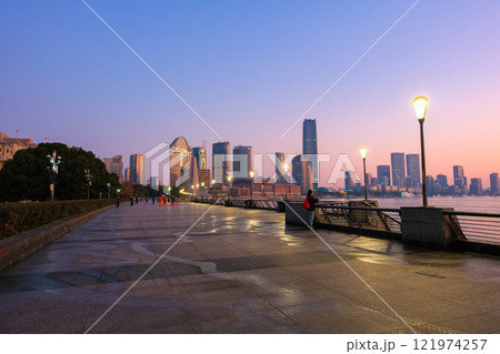 中国 上海市、朝焼けに染まる外灘の風景 121974257