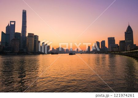 中国 上海市、外灘から見る早朝の黄浦江 121974261