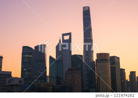 中国 上海市、外灘から見る早朝の高層ビル群 121974262