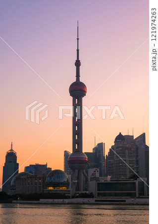 中国 上海市、外灘から見る早朝の高層ビル群 中国 上海市、外灘から見る早朝の高層ビル群 121974263
