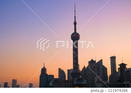 中国 上海市、外灘から見る早朝の高層ビル群 121974266