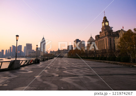 中国 上海市、朝焼けに染まる外灘の風景 121974267