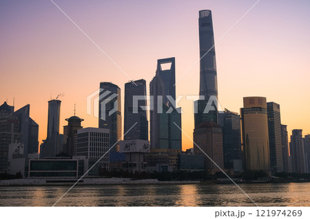 中国 上海市、外灘から見る早朝の高層ビル群 中国 上海市、外灘から見る早朝の高層ビル群 121974269