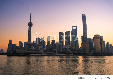 中国 上海市、外灘から見る早朝の高層ビル群 中国 上海市、外灘から見る早朝の高層ビル群 121974270