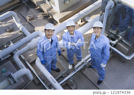 カメラ目線で笑顔の3人の作業員　ビルメンテナンススタッフ　イメージ 121974336