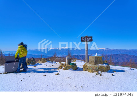 冬の長野県入笠山の山頂から見た西側の眺望(木曽駒ヶ岳,御嶽山など) 121974348
