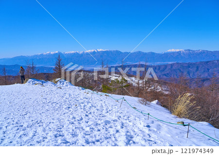 冬の長野県入笠山の山頂から見た西側の眺望(木曽駒ヶ岳,御嶽山など) 冬の長野県入笠山の山頂から見た西側の眺望(木曽駒ヶ岳,御嶽山など) 121974349
