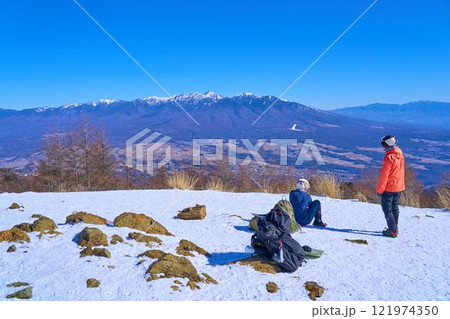 冬の長野県入笠山の山頂から見た北東側の八ヶ岳連峰と富士見高原 121974350