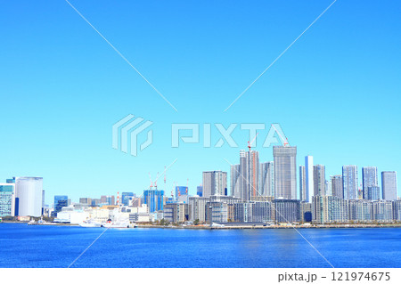 東京都港区、東京湾とビル群の風景 東京都港区、東京湾とビル群の風景 121974675