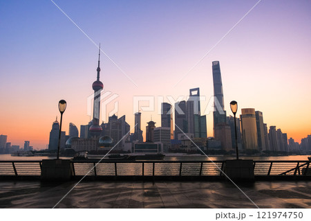 中国 上海市、外灘から見る早朝の高層ビル群 121974750