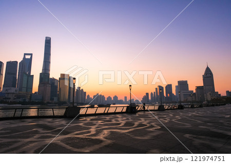 中国 上海市、朝焼けに染まる外灘の風景 121974751