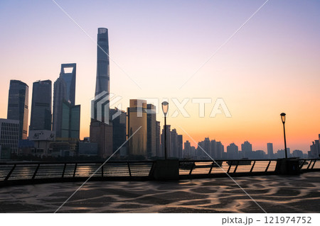 中国 上海市、朝焼けに染まる外灘の風景 中国 上海市、朝焼けに染まる外灘の風景 121974752