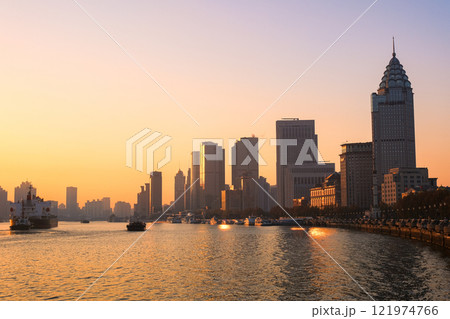 中国 上海市、朝焼けに染まる外灘の風景 中国 上海市、朝焼けに染まる外灘の風景 121974766