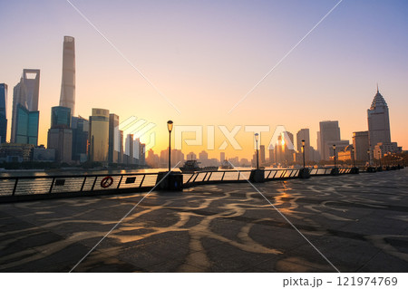 中国 上海市、朝焼けに染まる外灘の風景 121974769