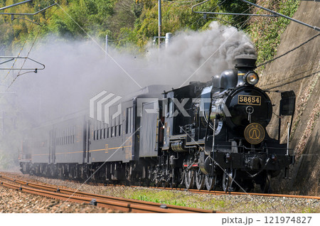 鹿児島本線を走るSL人吉 121974827