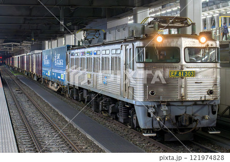 貨物列車を牽引するEF81（銀釜） 121974828