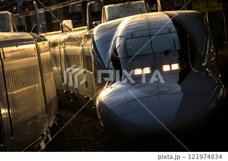 夕陽を浴びる700系新幹線（レールスター） 121974834