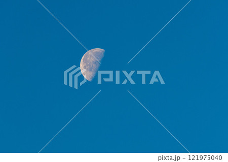 青空に浮かぶ月 121975040