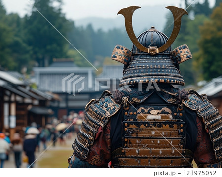 町並みに佇む侍 - 伝統と歴史を感じる風景 121975052