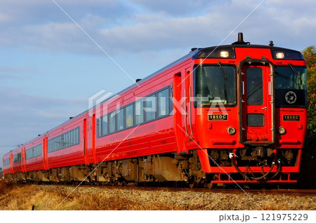 5両編成に増結されたキハ185系・特急ゆふ 121975229