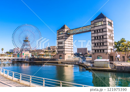 日本の横浜都市景観　大観覧車やアニヴェルセルみなとみらい横浜などを望む＝令和7年1月13日 121975390