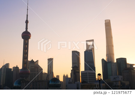 中国 上海市、外灘から見る早朝の高層ビル群 121975677