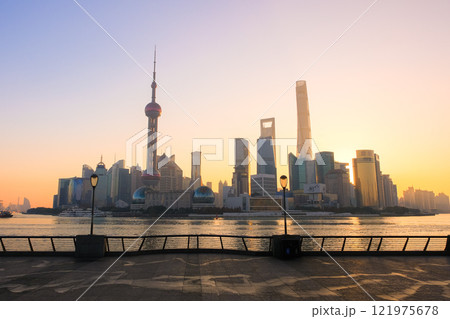 中国 上海市、外灘から見る早朝の高層ビル群 中国 上海市、外灘から見る早朝の高層ビル群 121975678