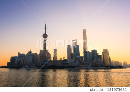 中国 上海市、外灘から見る早朝の高層ビル群 中国 上海市、外灘から見る早朝の高層ビル群 121975682