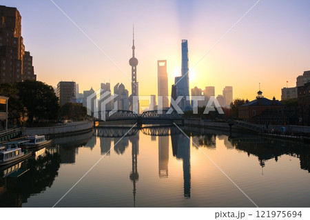中国 上海市、早朝の浦東新区の超高層ビル群 中国 上海市、早朝の浦東新区の超高層ビル群 121975694