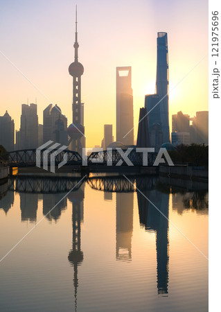 中国 上海市、早朝の浦東新区の超高層ビル群 中国 上海市、早朝の浦東新区の超高層ビル群 121975696
