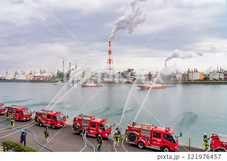 四日市市消防出初式、一斉放水訓練〈三重県四日市市〉 121976457