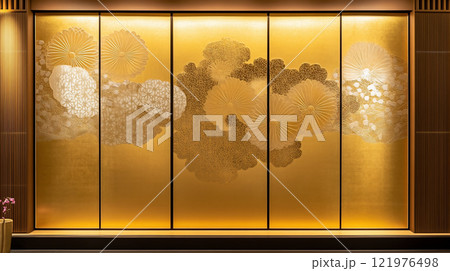 菊の花をモチーフにした伝統的な金屏風の美しいデザイン 121976498