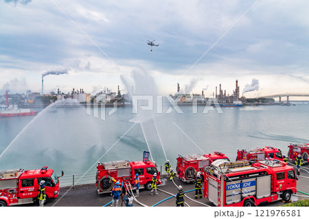 四日市市消防出初式、一斉放水訓練〈三重県四日市市〉 121976581
