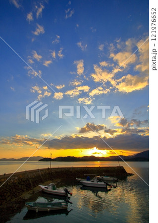 大芝島の小さな港から望む 秋の夕暮れ風景 大芝島の小さな港から望む 秋の夕暮れ風景 121976652