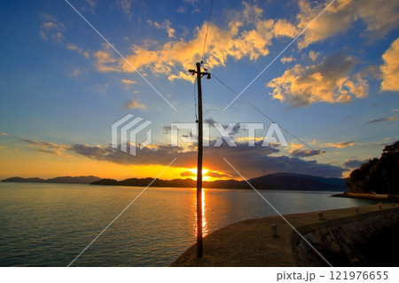秋の瀬戸内夕景 121976655